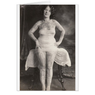 Dame tatouée sinueuse