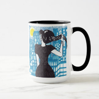 Dame, welche die Stadt-Tasse betrachtet Tasse