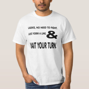 Damen bilden eine Linie und eine Wartezeit T-Shirt