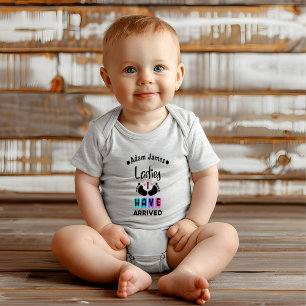 Damen, ich bin angekommen Personalisiertes Zitat-G Baby Strampler