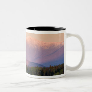 Dämmerung und Mount Washington in New Hampshires Zweifarbige Tasse