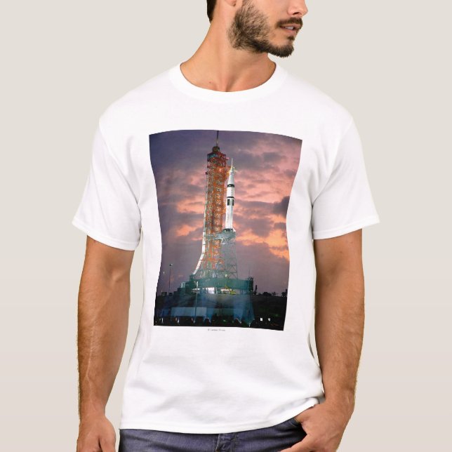 Dämmerungsbrüche hinter ASTP Saturn IB CDDT T-Shirt (Vorderseite)