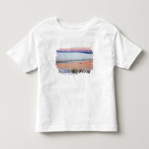 Dämmerungshimmel spiegelt sich in Wasserlache von Kleinkind T-shirt