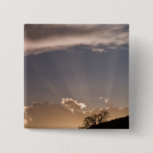 Dämmerungsstrahlen strahlen über den Himmel bei Button