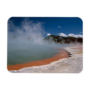 Dampf steigt aus Champagne Pool auf WAI-O-TAPU Magnet