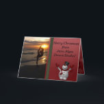 Dancer Silhouette Dance Studio Snowman Weihnachten<br><div class="desc">Tanz oder Yoga Studio Weihnachtskarte. Ideal, um Ihre Schüler während der Weihnachtsferien zu schicken. Auf der Vorderseite ist ein Foto eines Tänzers in der Silhouette bei Sonnenuntergang am Strand. Ein niedlicher Schneemann steht auf einem roten Christmasy-Hintergrund zur Seite. Im Inneren ist ein roter Hintergrund mit dem gleichen niedlichen Schneemann, und...</div>