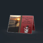 Dancer Silhouette Dance Studio Snowman Weihnachten<br><div class="desc">Tanz oder Yoga Studio Weihnachtskarte. Ideal, um Ihre Schüler während der Weihnachtsferien zu schicken. Auf der Vorderseite ist ein Foto eines Tänzers in der Silhouette bei Sonnenuntergang am Strand. Ein niedlicher Schneemann steht auf einem roten Christmasy-Hintergrund zur Seite. Im Inneren ist ein roter Hintergrund mit dem gleichen niedlichen Schneemann, und...</div>