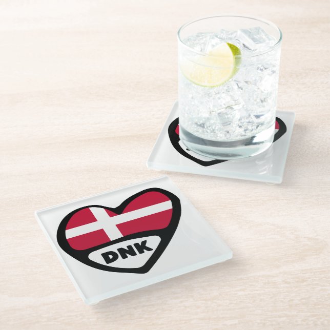 Dänemark Land Code Flag Heart Button Abzeichen, DN Glasuntersetzer (Schrägansicht)