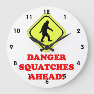Danger Squatches ahead Große Wanduhr