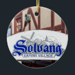 Dänisches Dorf Solvang Keramik Ornament<br><div class="desc">Dänische Siedlung in Südkalifornien mit dänischer Architektur in Solvang, Kalifornien. Sign on the front mit dänischer Architektur auf der Rückseite. Passen Sie das Datum des Besuchs an.</div>