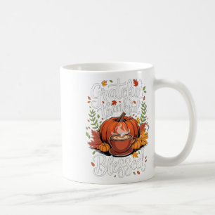 Dankbar, gesegnet, Kürbiskaffee fällt als Kaffeetasse