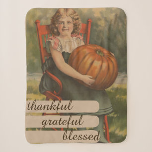Dankbar, gesegnet Mädchen mit Pumpkin Sherpadecke