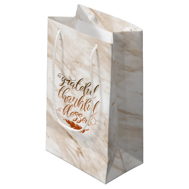 Dankbar, gesegnet, moderne Marmorkugel Feather Kleine Geschenktüte (Vorderseite Schrägansicht)