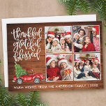 Dankbar gesegnete Holztransporter 4 Foto Feiertagskarte<br><div class="desc">Modernes Kalligraphie Skript Dankbar Grateful Grateful 4 Foto Collage Holiday Card beinhaltet einen Watercolor Vintag Red Truck mit Weihnachtsbaum. Rustikales Land Holz drucken.</div>