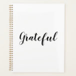 Dankbarer Schwarz-weißer, benutzerdefinierter Skri Planer<br><div class="desc">Dankbar Schwarz-Weiß-Schrift Kalligraphie Text modern niedlich eleganter Danksager Planner,  Wellness Journal,  Tageszeitung Dankbarkeit,  persönliches Tagebuch. Anpassbarer schwarzer Text auf schlichtem,  solidem Hintergrund. Farben sind bearbeitbar. Sie können ihn so verlassen haben,  wie er ist,  oder mit Ihrem Namen,  Initialen,  Jahr usw. personalisieren</div>