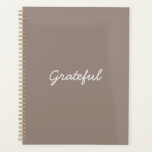 Dankbares Beige Greige benutzerdefiniertes lässige Planer<br><div class="desc">Dankbar beige Greige und weiß lässige, informelle, handgeschriebene Schrift Kalligraphie minimalistisch moderne schlichte Dankbarkeit Planner. Anpassbarer weißer Text auf greige beige schlichter, solider Hintergrundfarbe. Sie können ihn mit Ihrem Namen, Monogramm, Initialen, Jahr oder benutzerdefinierten Text anpassen.</div>
