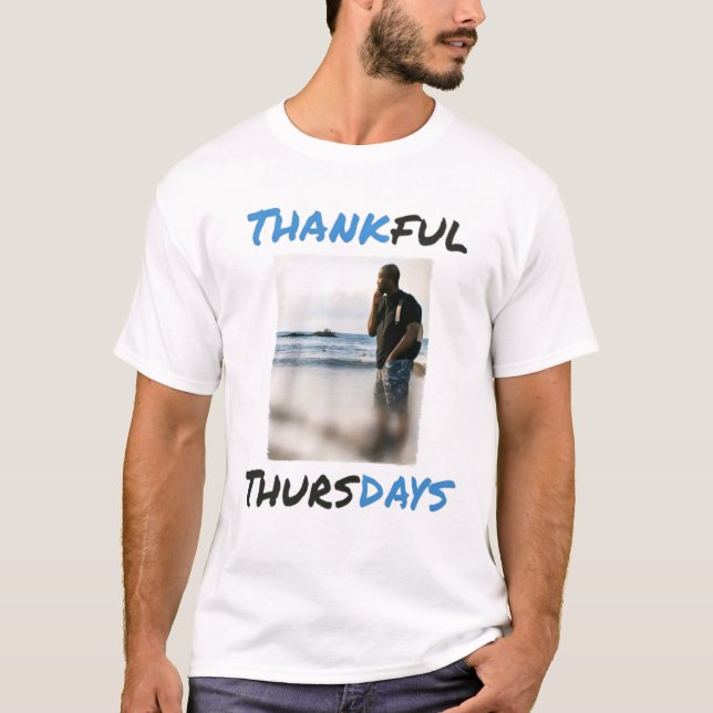 Dankbarkeit in Motion T-Shirt - Tragen Sie die Ene (Vorderseite)