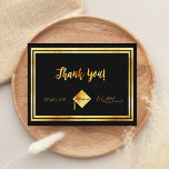Danke, Abschluss, schwarzes Gold Postkarte<br><div class="desc">Ein Dankeschön für den Absolventen. Eine schwarze Hintergrundfarbe und ein goldenes Imitat. Auf der Vorderseite ein handgeschriebenes Stil Skript und den Text: Danke! Graduate Year und eine Graduation Cap,  Hut. Zurück: Personalisieren Sie Ihre Dankeschön Notiz und Name. Keine Hintergrundfarbe.</div>