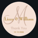 Danke, dass Sie die Monogramm-Aufkleber für Hochze Runder Aufkleber<br><div class="desc">Initial Sticker mit Braut und Bräutigam Namen, Datum der Hochzeit und ein Dankeschön an Sie, um Ihre Dankbarkeit an Ihrem Hochzeitstag oder jedem besondere Anlass zum Ausdruck zu bringen. .Weitere Farben stehen zur Auswahl. Sie können auch die Farbe und den Schriftart anpassen, indem Sie die Schaltfläche "Anpassen" unter dem Produkt...</div>