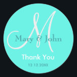 Danke, dass Sie die Monogramm-Aufkleber für Hochze Runder Aufkleber<br><div class="desc">Initial Sticker mit Braut und Bräutigam Namen, Datum der Hochzeit und ein Dankeschön an Sie, um Ihre Dankbarkeit an Ihrem Hochzeitstag oder jedem besondere Anlass zum Ausdruck zu bringen. Weitere Farben stehen zur Auswahl. Sie können auch die Farbe und den Schriftart anpassen, indem Sie die Schaltfläche "Anpassen" unter dem Produkt...</div>
