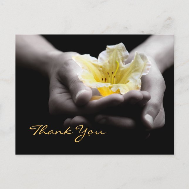 Danke, dass Sie eine zarte gelbe Blume in Händen h Postkarte (Vorderseite)