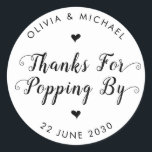 Danke für Popping By Wedding Popcorn Gefallen Runder Aufkleber<br><div class="desc">Ein klassischer Black Danke You Wedding Label Aufkleber mit "Danke fürs Popping By" in einer rustikalen,  modernen und eleganten Schriftart Kalligraphie. Sie können es einfach mit Ihren Namen und Hochzeitsdatum personalisiert.</div>
