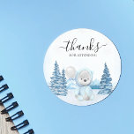 Danke Teddy Bear Christmas Winter Runder Aufkleber<br><div class="desc">Dieses Design kann in dem Bereich personalisiert werden, der durch das Ändern des Fotos und/oder Textes zur Verfügung gestellt wird. Sie können auch angepasst werden, indem Sie auf Vorlage personalisieren klicken und dann auf die Schaltfläche klicken, um weitere Optionen anzupassen, um die Hintergrundfarbe zu löschen oder zu ändern, Text hinzuzufügen,...</div>