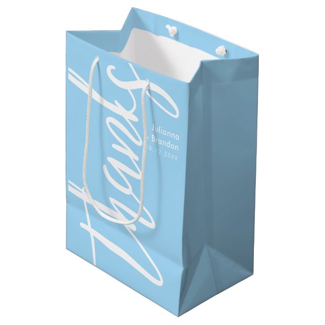 Danke Typografie Baby Blue und White Mittlere Geschenktüte (Vorderseite Schrägansicht)