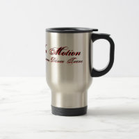 Dans la tasse de voyage de mouvement