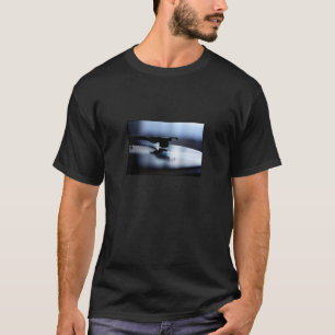 Dans le T-shirt de plaque tournante de cannelure
