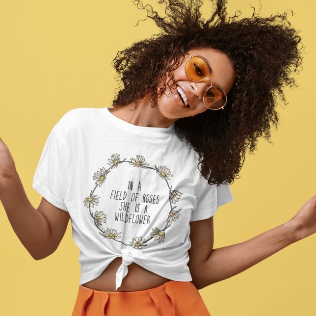 Dans un champ de Rose, elle est une T-shirt Fleur  (Créateur téléchargé)