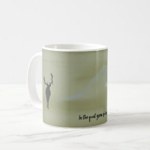 Dans une tasse calme et verte du matin