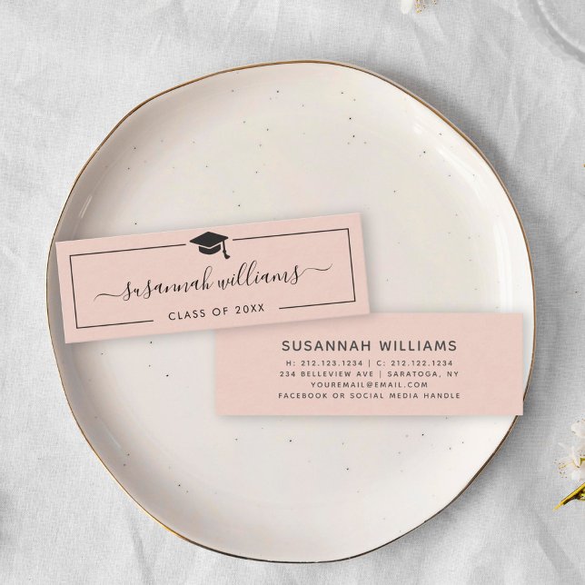 D'appel Carte de diplôme | Carte d'insertion de Rose de sc (A graduation-themed place card on a white plate featuring elegant script reading "Susannah Williams,)