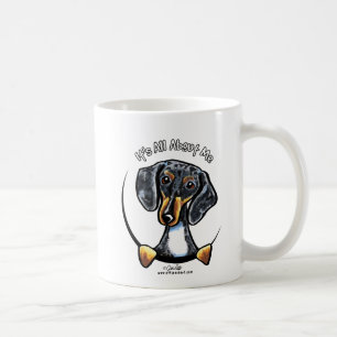 Dapple die Dackel, die ganz ungefähr ich seine ist Kaffeetasse