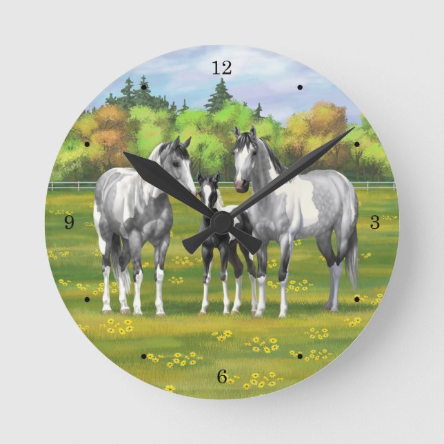 Dapple Gray Pinto Paint Horses In Summer Pasture Runde Wanduhr (Vorderseite)