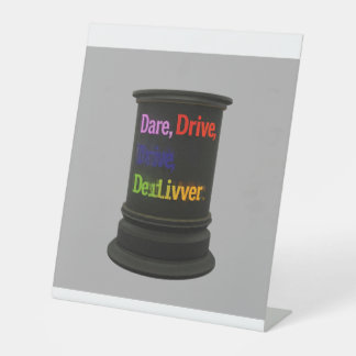 "Dare, Drive, Deliver.": Sockelschild