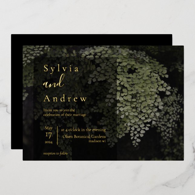 Dark and Moody Ferns Modern Wedding Foil laden ein Folieneinladung (Vorderseite/Rückseite)