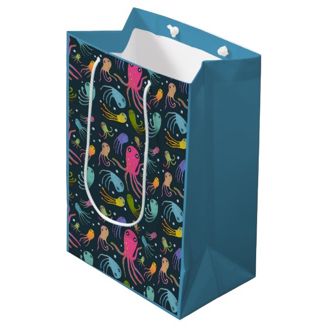Dark Background under Sea Marine Life Cartoon Mittlere Geschenktüte (Vorderseite Schrägansicht)