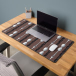 Dark Blend, Silver Spoon Schreibtischunterlage<br><div class="desc">Showcase your tastes with this colour- customizable desk mat! This was designed while thinking of dark roast coffee, or a deeply rich hot chocolate. Whatever dark blend empowers you, let it be so! Design made with silver leaf foil and couch- stitched fluffy yarn to paper with silver thread! ** This...</div>