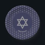 Dark Blue individualisierbarer DAVID-STAR Pappteller<br><div class="desc">Eleganter dunkelblauer STAR OF DAVID Papier Teller, mit Imitaten silber Magen David in einem gefliesten Muster. In der Mitte befindet sich ein Bild eines größeren David-Sterns, der CUSTOMIZABLE ist, sodass Sie Ihr eigenes Bild hochladen können. Darunter steht CHAG SAMEACH. Dieses ist auch individuell anpassbar, sodass Sie Ihren Gruß und/oder Namen...</div>