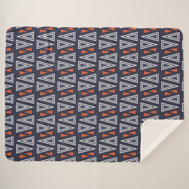 Dark Blue und Red Geometric Triangle Pattern Sherpadecke (Vorderseite (Horizontal))