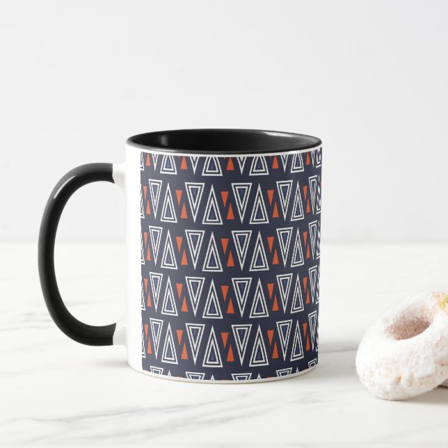 Dark Blue und Red Geometric Triangle Pattern Tasse (Mit Donut)