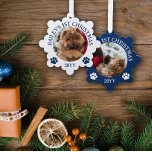 Dark Blue White Paw druckt Puppy's 1. Weihnachten Ornament Karte<br><div class="desc">Schneeflockenes Foto mit einem runden Foto des Welpen mit geschwungenen Texten und niedlichen Pfotendrucken in Blau und Weiß.</div>