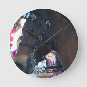 Dark Brown Arabian Horse mit Brille Runde Wanduhr