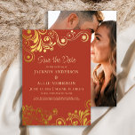 Dark Burnt Orange Gold Wirbel Foto Hochzeit Save The Date<br><div class="desc">Dunkel verbrannte orange Hochzeit Save the Date betont mit eleganten und lustigen goldenen Wirbel und Schnörkeln. Personalisiert mit Ihren Informationen auf der Vorderseite und Ihrem Foto auf der Rückseite. Kontaktieren Sie mich, um Hilfe bei Ihren Anpassungen zu erhalten oder um zusätzliche Matching oder Koordination von Zazzle Produkten für Ihre besonderen...</div>