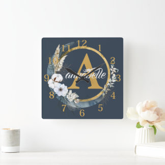 Dark Dusty Blue Floral Boho Name und Initial Quadratische Wanduhr