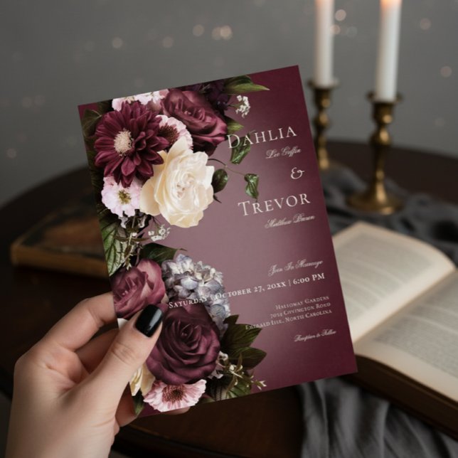 Dark Elegant Burgundy & Cream Blur Floral Wedding Einladung (Von Creator hochgeladen)