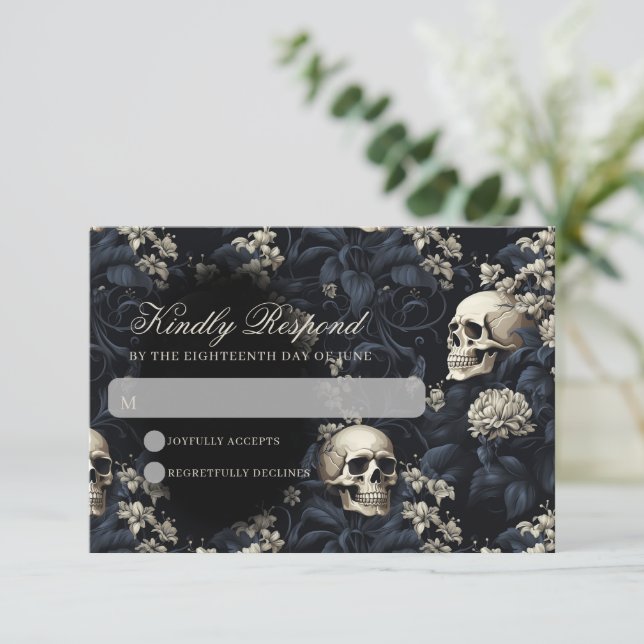 Dark Gothic Moody Skulls & Blume Hochzeit RSVP Karte (Stehend Vorderseite)