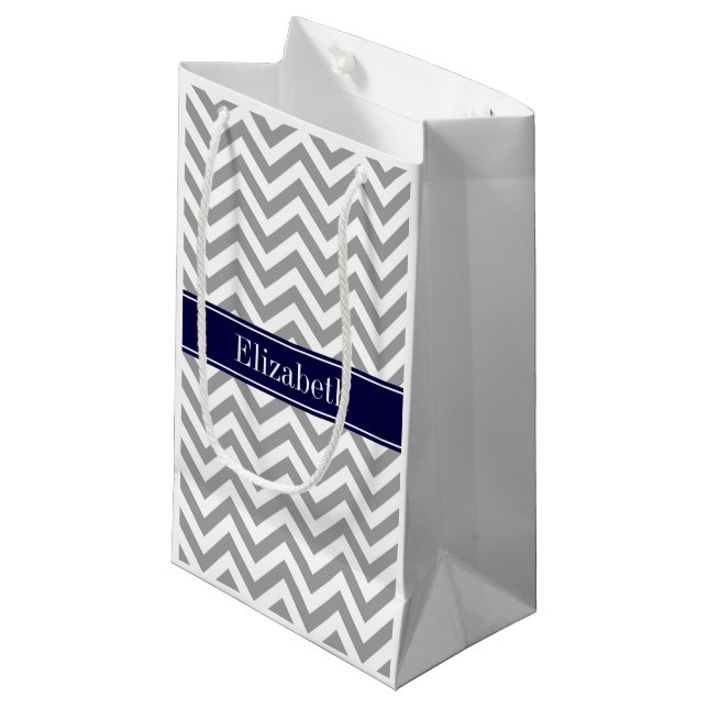 Dark Gray Lg Zickzack Navy Blue Name Monogram Kleine Geschenktüte (Vorderseite Schrägansicht)