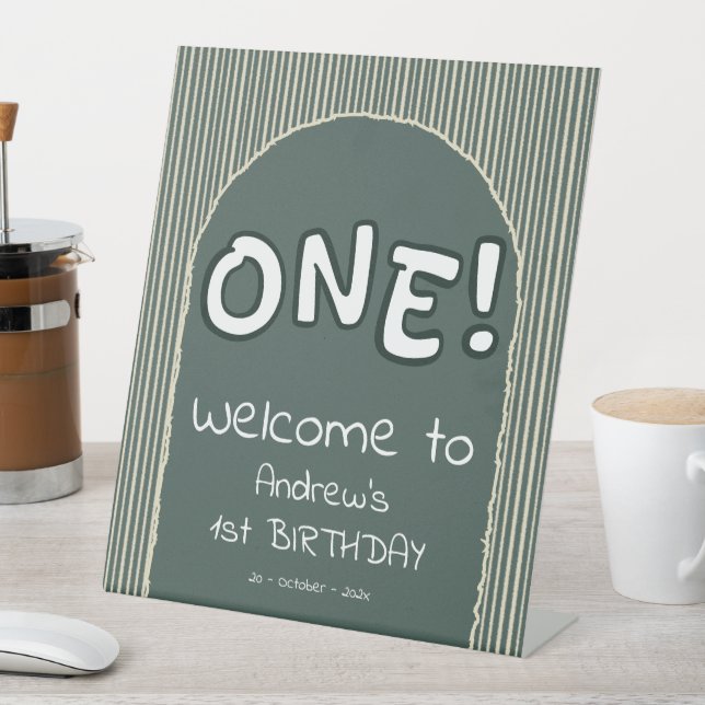 Dark Green Stripes 1st Birthday Welcome Sockelschild (In Situ)